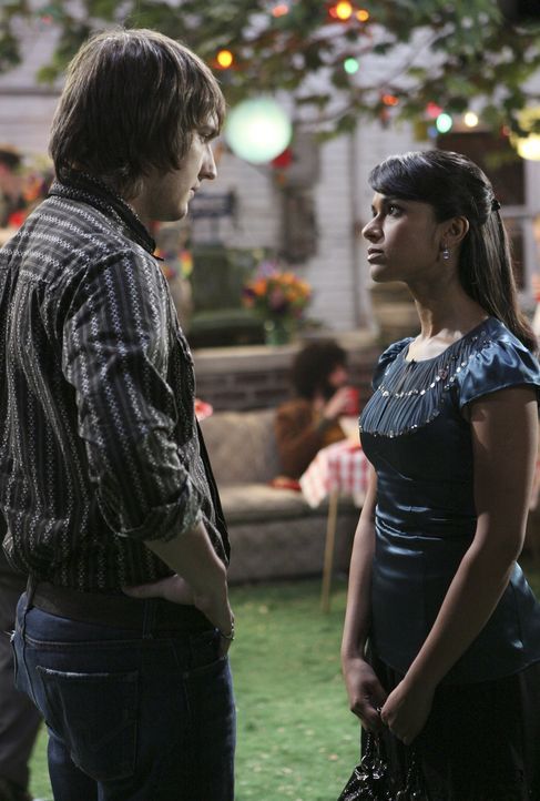 Nachdem, was Rebecca (Dilshad Vadsaria, l.) veranstaltet hat, ist Cappie (Scott Michael Foster, l.) sehr enttäuscht von ihr ... - Bildquelle: ABC Family