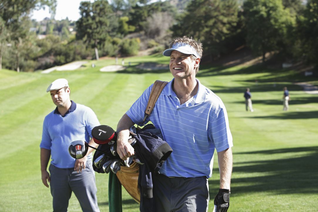 Für ein Golfturnier heuert Bobby (Brian Van Holt, r.) Andy (Ian Gomez, l.) als Caddy an. Doch wird das gut gehen? - Bildquelle: 2010 ABC INC.