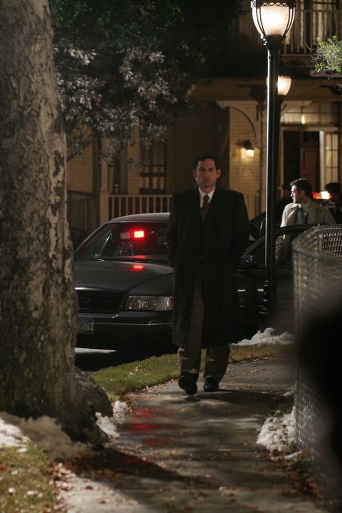 Danny (Enrique Murciano) arbeitet an einem neuen Fall, doch er ahnt noch nicht, dass es dabei um Elenas Tochter geht ... - Bildquelle: Warner Bros. Entertainment Inc.