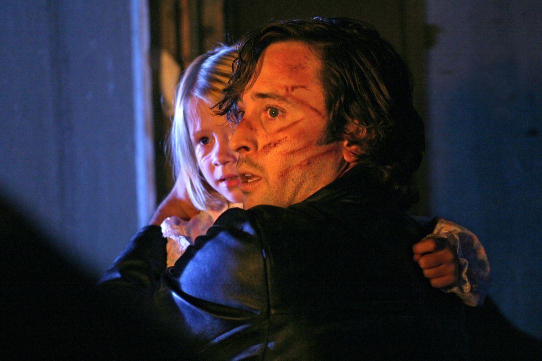 In letzter Minute gelingt es Mick (Alex O'Loughlin, vorne), Beth (Amayla und Bryn Early, hinten) vor ihrer Entführerin zu retten. Jahre später kann... - Bildquelle: Warner Brothers