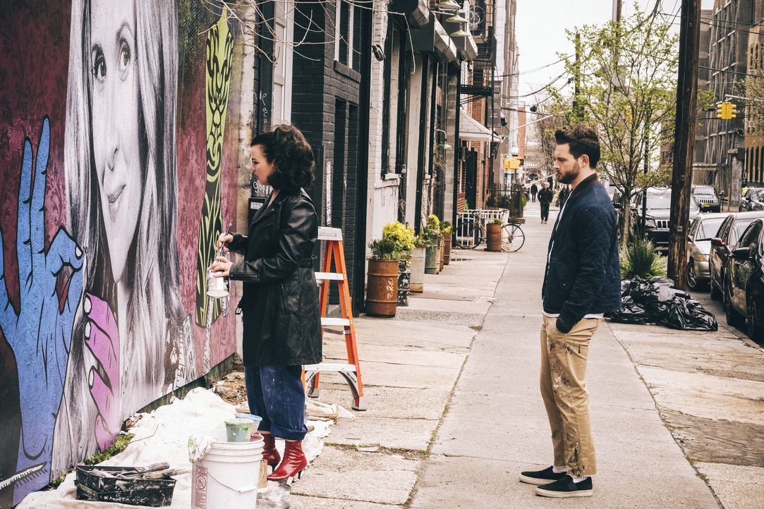 Maggie (Debi Mazar, l.); Josh (Nico Tortorella, r.) - Bildquelle: Hudson Street Productions Inc 2018
