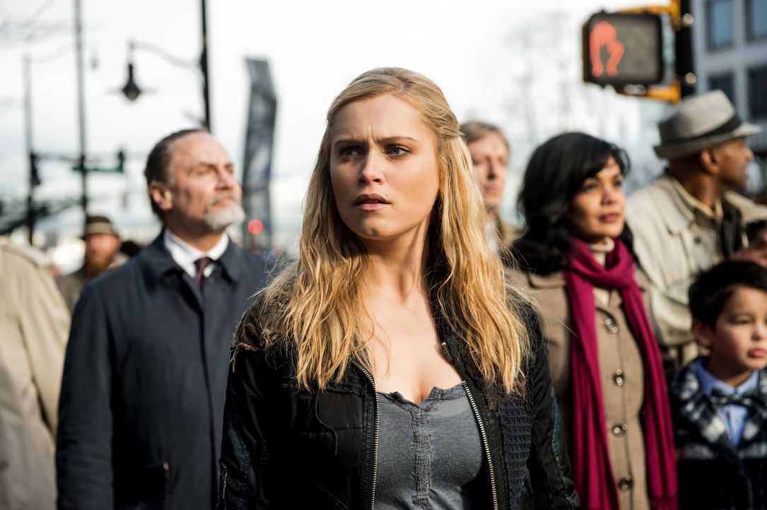 Während Clarke (Eliza Taylor, M.) in der Stadt des Lichts nach einem Weg sucht, um Alie auszuschalten, nutzt diese Clarkes Anwesenheit, um den Code... - Bildquelle: 2014 Warner Brothers