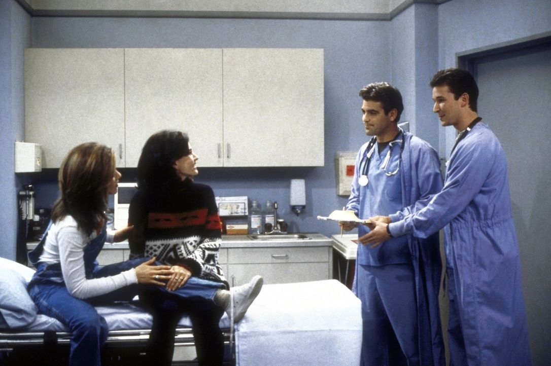 Monica (Courteney Cox, 2.v.l.) und Rachel (Jennifer Aniston, l.) sind von den beiden Ärzten Dr. Rosen (Noah Wyle, r.) und Dr. Mitchell (George Cloo... - Bildquelle: TM+  2000 WARNER BROS.