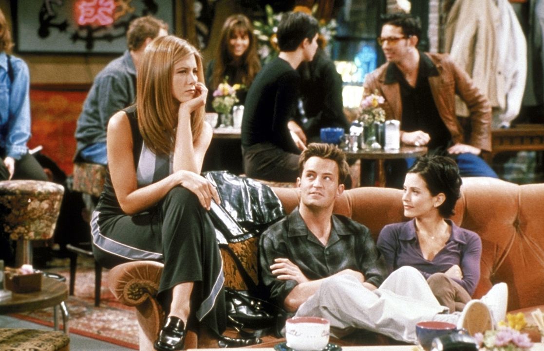 Rachel (Jennifer Aniston, l.) überlegt, wie sie Ross wieder eifersüchtig machen kann. Monica (Courteney Cox, r.) und Chandler (Matthew Perry, M.)... - Bildquelle: TM+  2000 WARNER BROS.