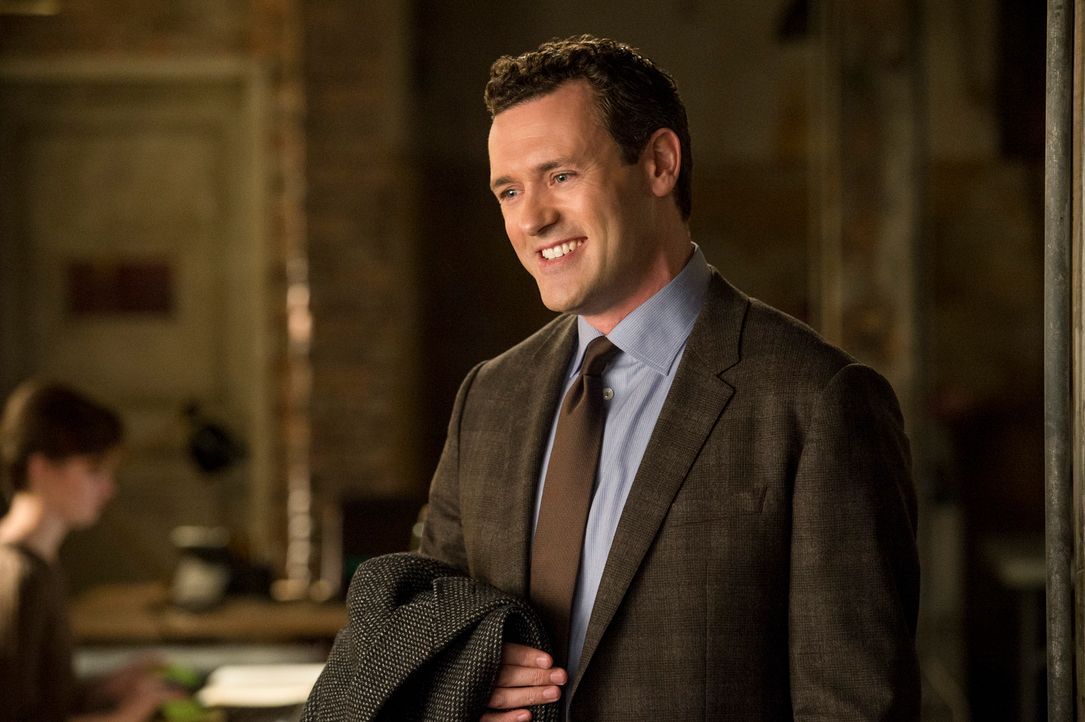 Verbirgt Damian (Jason O'Mara) etwas vor seinen neuen Arbeitgebern? - Bildquelle: David Giesbrecht 2013 CBS Broadcasting Inc. All Rights Reserved.