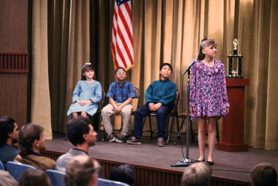 Stephanie (Jodie Sweetin, r.) nimmt an einem Buchstabierwettbewerb an ihrer Schule teil - mit mäßigem Erfolg ... - Bildquelle: Warner Brothers Inc.