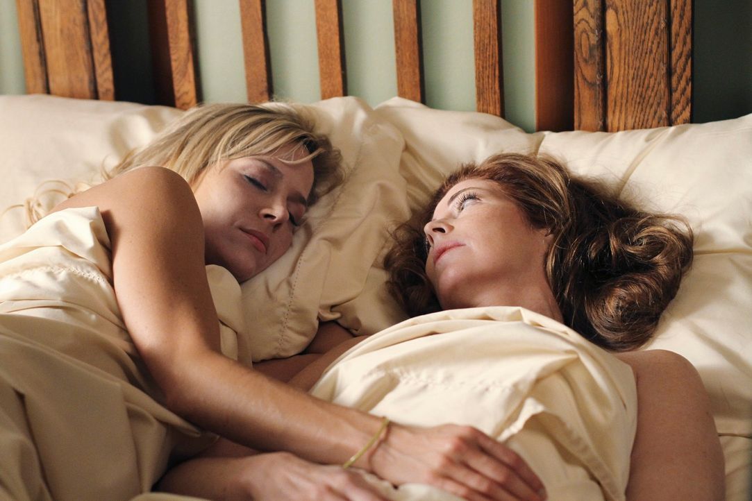 Katherine (Dana Delany, r.) kann es nicht fassen - sie fühlt sich von Robin (Julie Benz, l.) angezogen ... - Bildquelle: ABC Studios