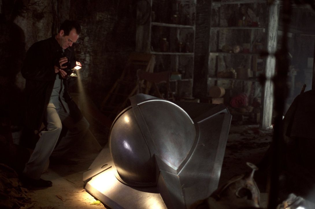 Nachdem Reporter Roger Nixon (Tom O'Brien) Clarks Raumschiff im Keller der Kents findet, wittert er die Story seines Lebens ... - Bildquelle: Warner Bros.