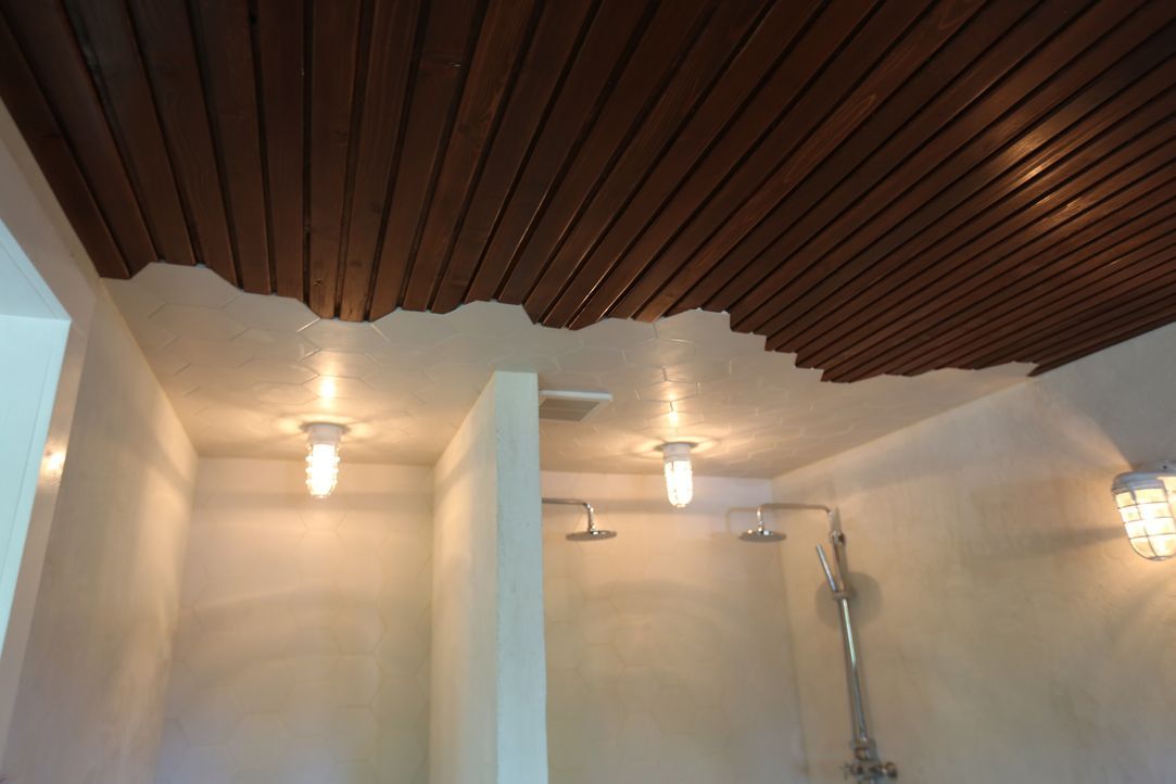 Inspiriert von der alten Mahagoni-Holzverkleidung der Wohnzimmerwand findet sich dieses Element nun im neuen Badezimmer wieder ... - Bildquelle: 2016, Scripps Networks, LLC. All Rights Reserved.