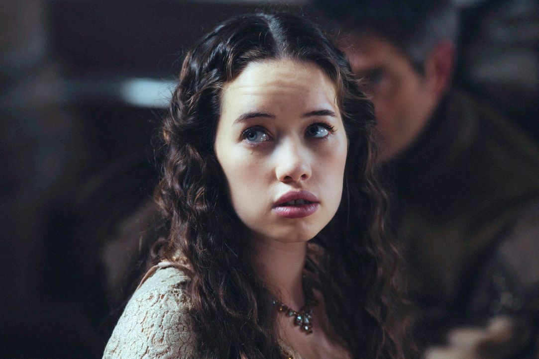 Lola (Anna Popplewell) ahnt noch nicht, dass sie schon bald Zeugin eines entsetzlichen Geschehens werden wird ... - Bildquelle: Jan Thijs 2013 The CW Network, LLC. All rights reserved.