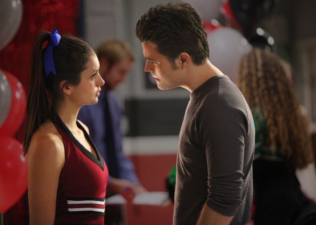 Noch glaubt Stefan (Paul Wesley, r.), dass der Alltag in der Highschool für Elena (Nina Dobrev, l.) eine Rückkehr in die Normalität wird ... - Bildquelle: Warner Brothers
