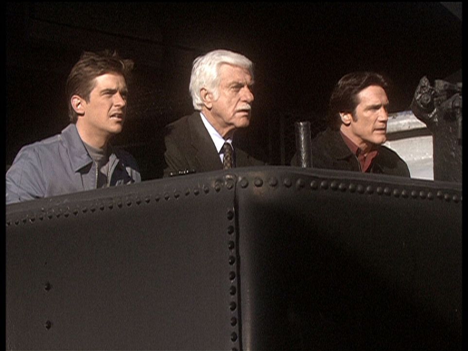 Jesse (Charlie Sclatter, l.), Mark (Dick Van Dyke, M.) und Steve (Barry Van Dyke, r.) stellen den Erpressern eine verlockende Falle ... - Bildquelle: Viacom
