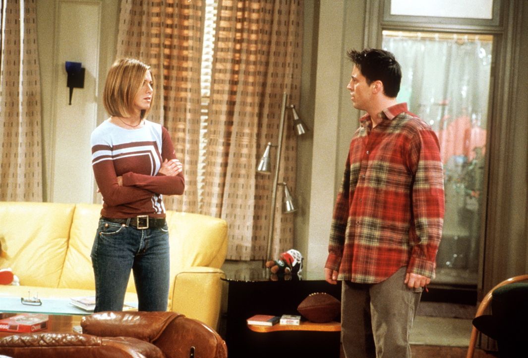 Rachel (Jennifer Aniston, l.) bietet Joey (Matt LeBlanc, r.) an, ihm einen neuen Sessel zu kaufen. - Bildquelle: TM+  2000 WARNER BROS.