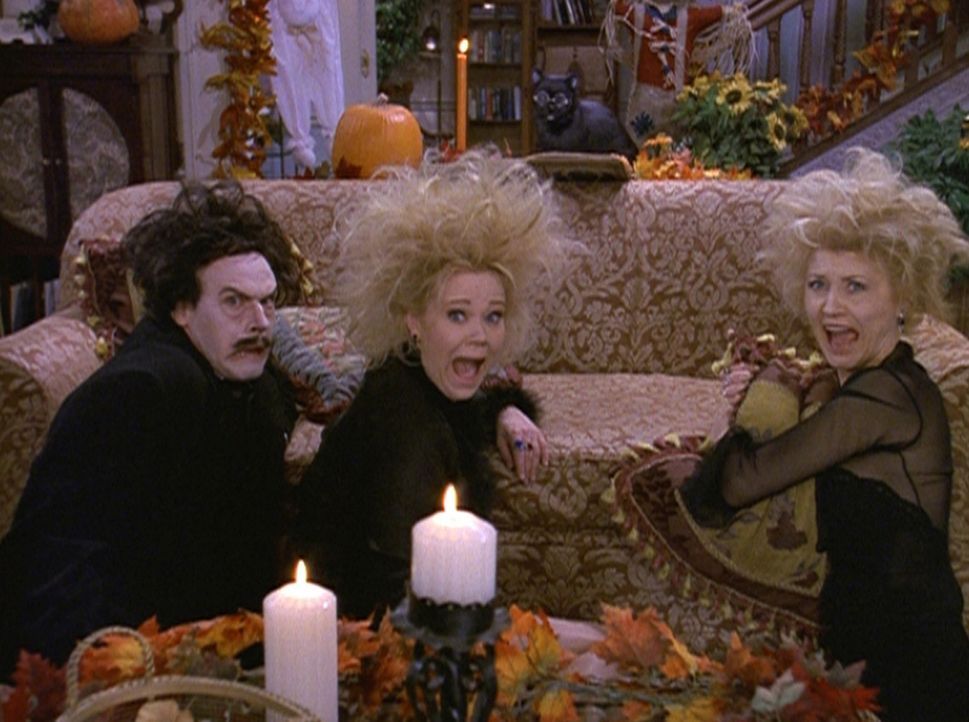 Hilda (Caroline Rhea, M.) und Zelda (Beth Broderick, r.) haben sich für den Halloween-Abend Edgar Allan Poe (Edgar Allen Poe IV, l.) aus dem andere... - Bildquelle: Paramount Pictures