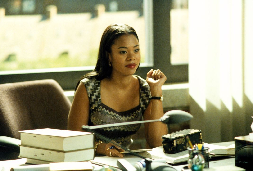Coretta Lipp (Regina Hall) beschäftigt sich in der Kanzlei nicht nur mit den Gerichtsfällen ... - Bildquelle: 2001 Twentieth Century Fox Film Corporation. All rights reserved.