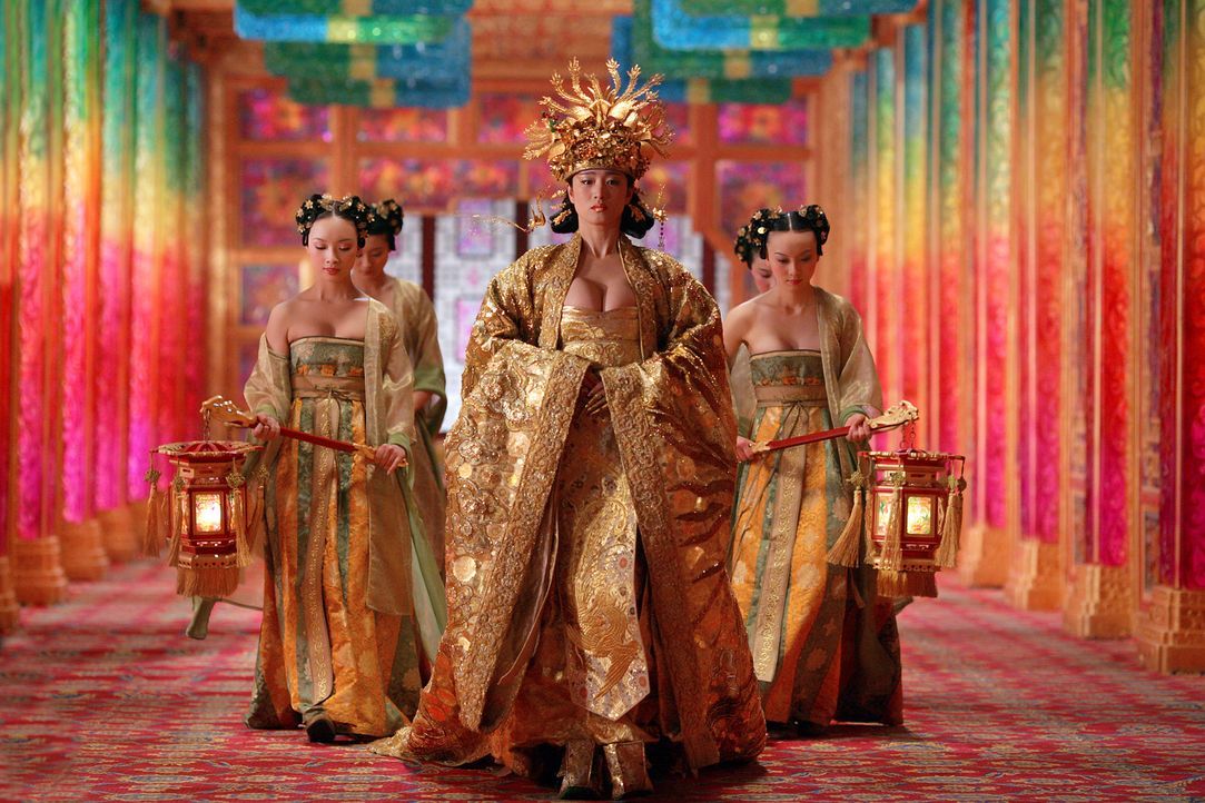 Die schöne Kaiserin Phoenix (Li Gong, M) schmiedet blutige Pläne gegen ihren überraschend aus Kriegszügen zurückgekehrten Mann &#8230; - Bildquelle: TOBIS Film
