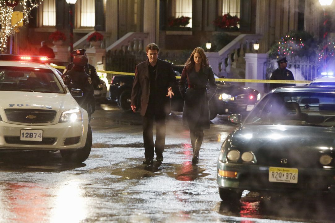 Ein Arzt der Notaufnahme wurde auf offener Straße angeschossen. Castle (Nathan Fillion, M. l.) und Beckett (Stana Katic, M. r.) begeben sich zum Tat... - Bildquelle: ABC Studios