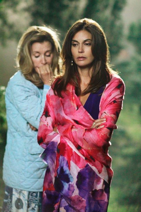 Die Leiche von Alejandro muss verschwinden, doch werden Lynette (Felicity Huffman, l.) und Susan (Teri Hatcher, r.) damit leben können? - Bildquelle: Touchstone Pictures
