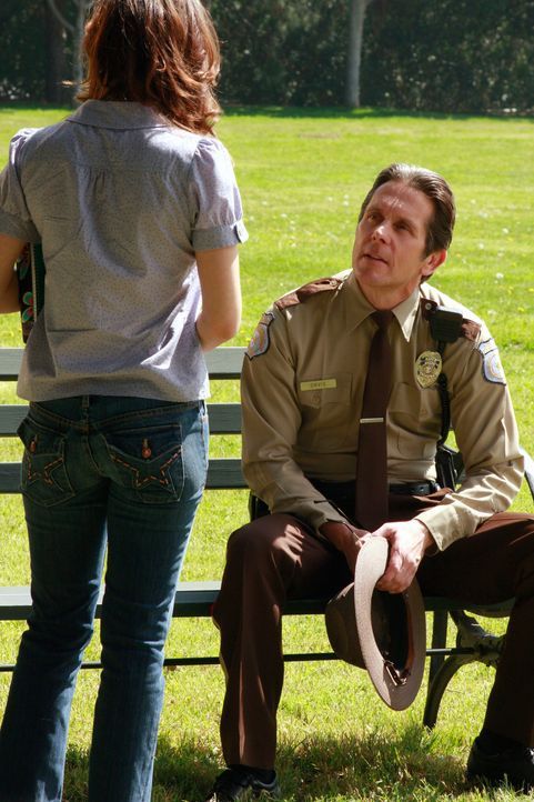 Dylan (Lyndsy Fonseca, l.) wird von einem vermeintlichen Polizisten (Gary Cole, r.) angehalten, da sie angeblich zu schnell gefahren ist. Wie sich a... - Bildquelle: ABC Studios