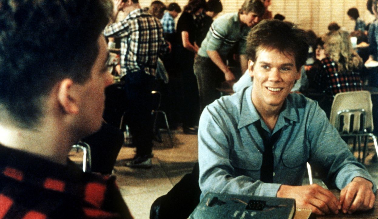 Ren McCormack (Kevin Bacon, r.) ist neu an der Schule. Kann er Willard Hewitt (Chris Penn, l.) vertrauen? - Bildquelle: Paramount Pictures
