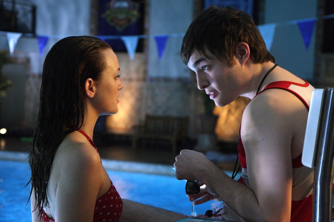 Blair (Leighton Meester, l.) hat noch immer Angst, dass Nate etwas von ihrer Affäre mit Chuck (Ed Westwick, r.) erfährt ... - Bildquelle: Warner Brothers