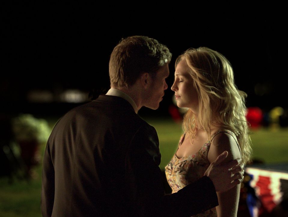 Caroline und Klaus kommen sich näher. - Bildquelle: Warner Bros. Entertainment Inc. All Rights Reserved