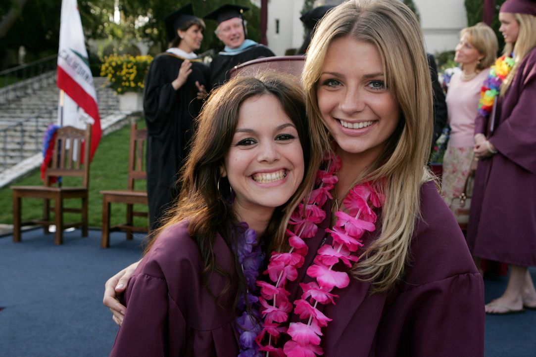 Freuen sich endlich ihren Abschluss zu haben: Summer (Rachel Bilson, l.) und Marissa (Mischa Barton, r.) ... - Bildquelle: Warner Bros. Television