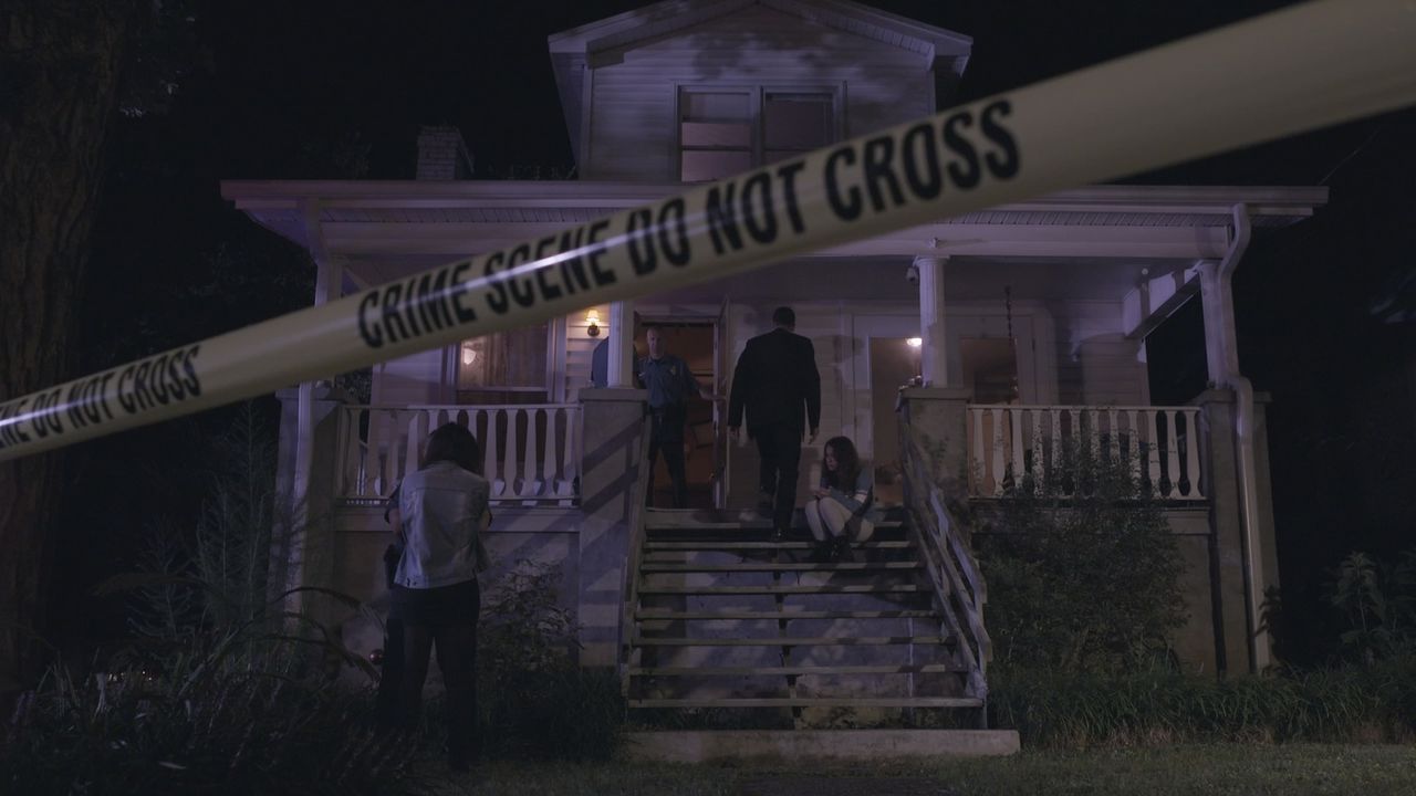 Drei maskierte Männer stürmen das Haus von Lee und Becky in Colorado Springs und erschiessen ihren Freund, Jungunternehmer Kelly Knudson kaltblütig.... - Bildquelle: Jupiter Entertainment