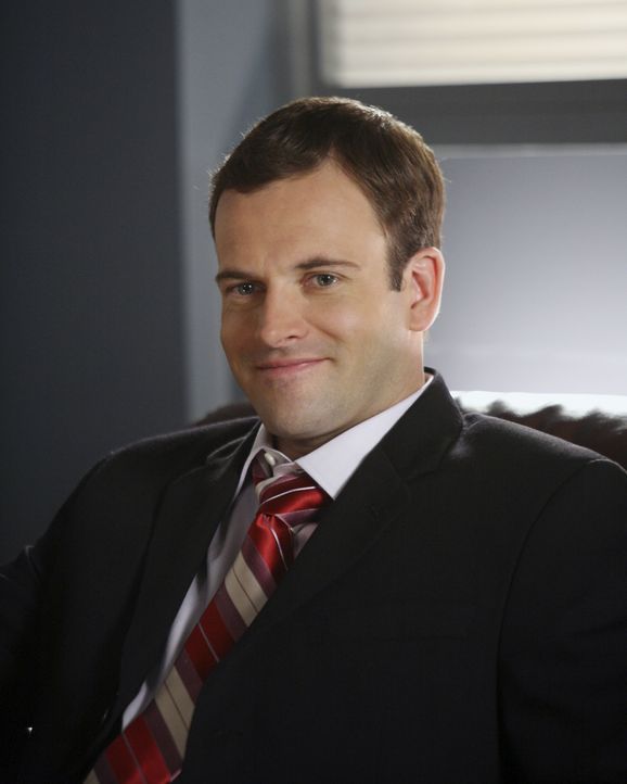 Jetzt muss er für sein merkwürdiges Verhalten die Konsequenzen ziehen: Eli (Jonny Lee Miller) bangt um seinen Job ... - Bildquelle: Disney - ABC International Television