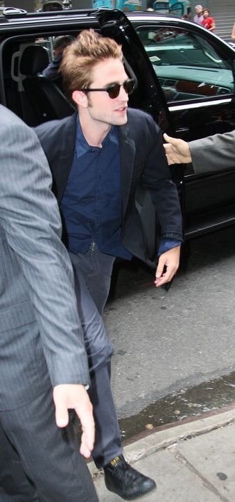 Robert Pattinson auf dem Weg zur Show "Good Morning America" - Bildquelle: WENN