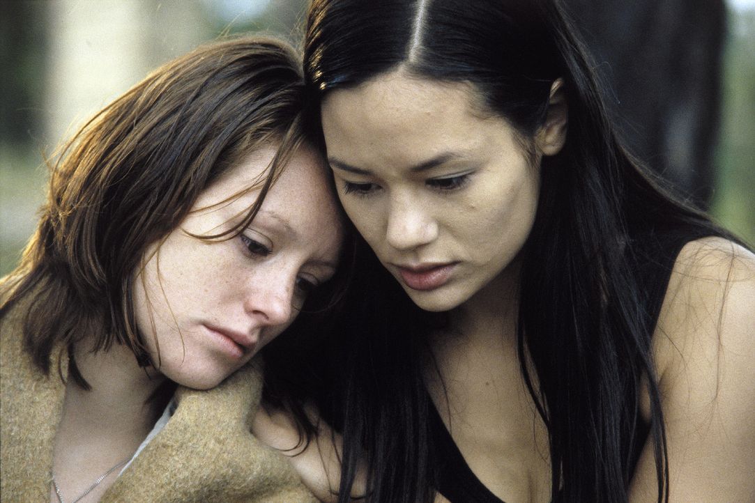 Johanna (Lavinia Wilson, l.) und Lucy (Kami Manns, r.) ahnen, dass sie und die übrig gebliebenen Cliquen-Mitglieder ganz oben auf der Liste des Wan... - Bildquelle: Sat.1