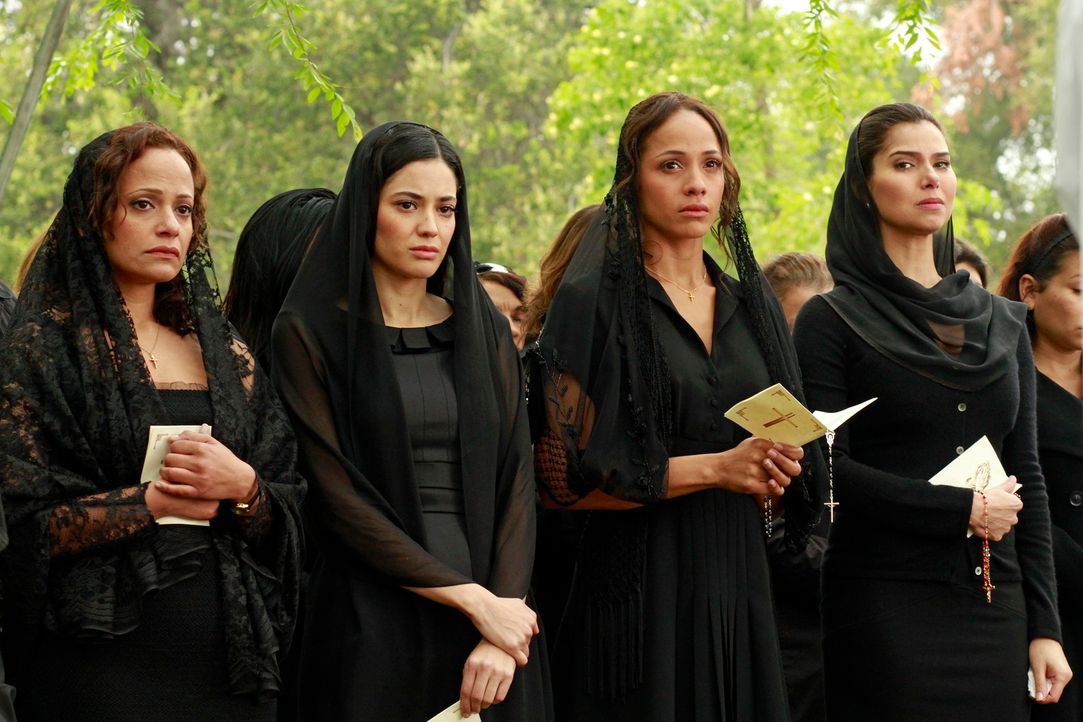 Müssen Abschied von ihrer Freundin nehmen: Rosie (Dania Ramirez, 2.v.r.), Carmen (Roselyn Sanchez, r.), Zoila (Judy Reyes, l.) und Valentina (Edy Ga... - Bildquelle: ABC Studios