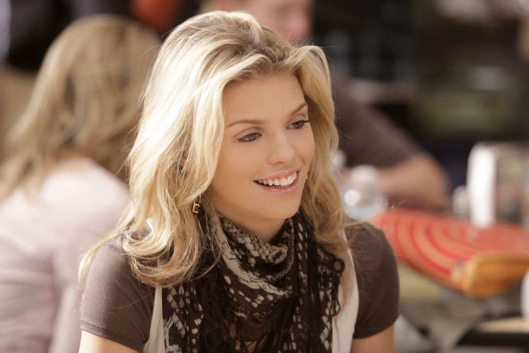 Hier lächselt Naomi (AnnaLynne McCord) noch - doch schon bald wird ihr das Lachen vergehen... - Bildquelle: TM &   CBS Studios Inc. All Rights Reserved