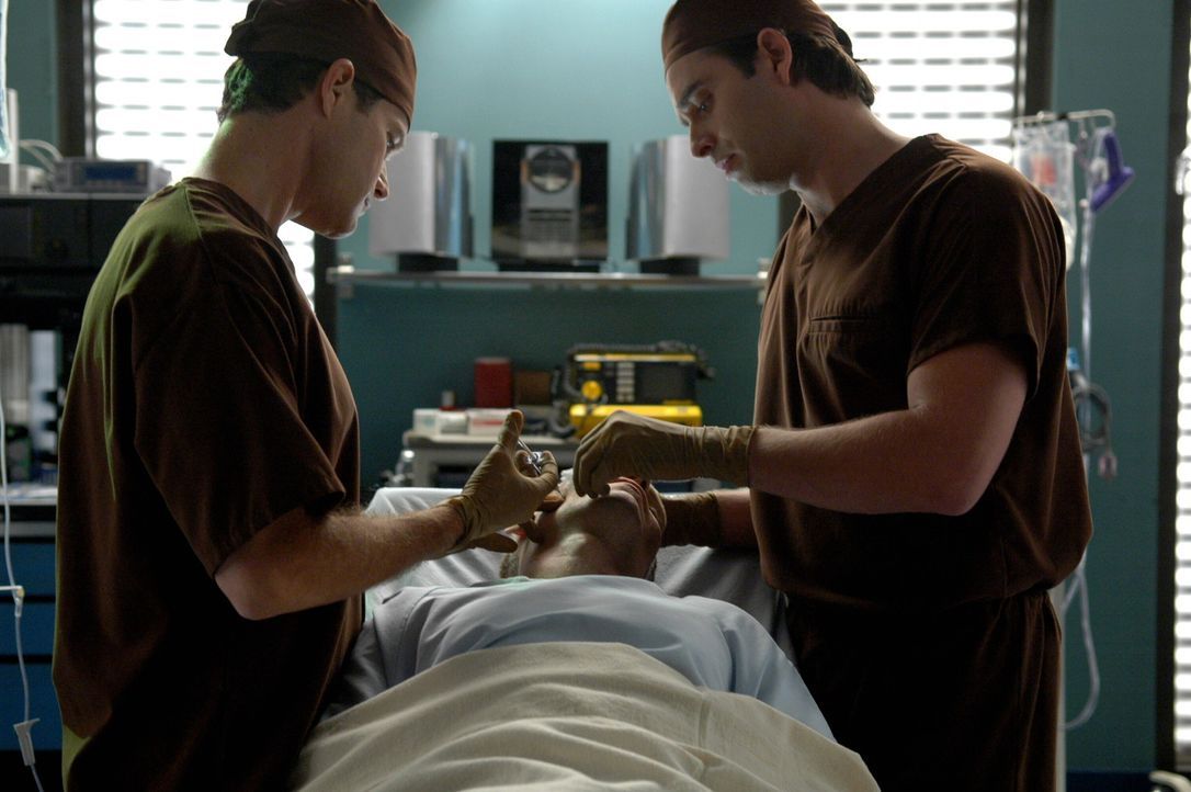 Während Christian im Gefängnis ist, operieren Quentin (Bruno Campos, r.) und Sean (Dyaln Walsh, l.) Granville Trapp, der wieder gesund aussehen m - Bildquelle: TM and   2005 Warner Bros. Entertainment Inc. All Rights Reserved.