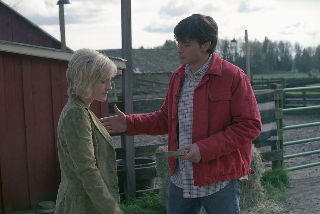 Clark (Tom Welling, r.) beschließt, Chloe (Allison Mack, l.) alleine von ihm und Lana zu erzählen ... - Bildquelle: Warner Bros.