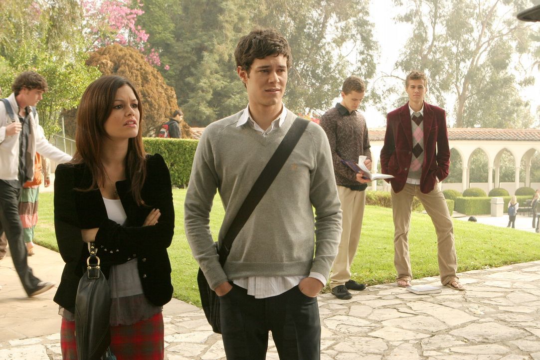 Summer (Rachel Bilson, l.), Seth (Adam Brody, r.) und Ryan tun alles, um Marissa zurück an ihre alte Schule zu bekommen, während Johnny versucht,... - Bildquelle: Warner Bros. Television