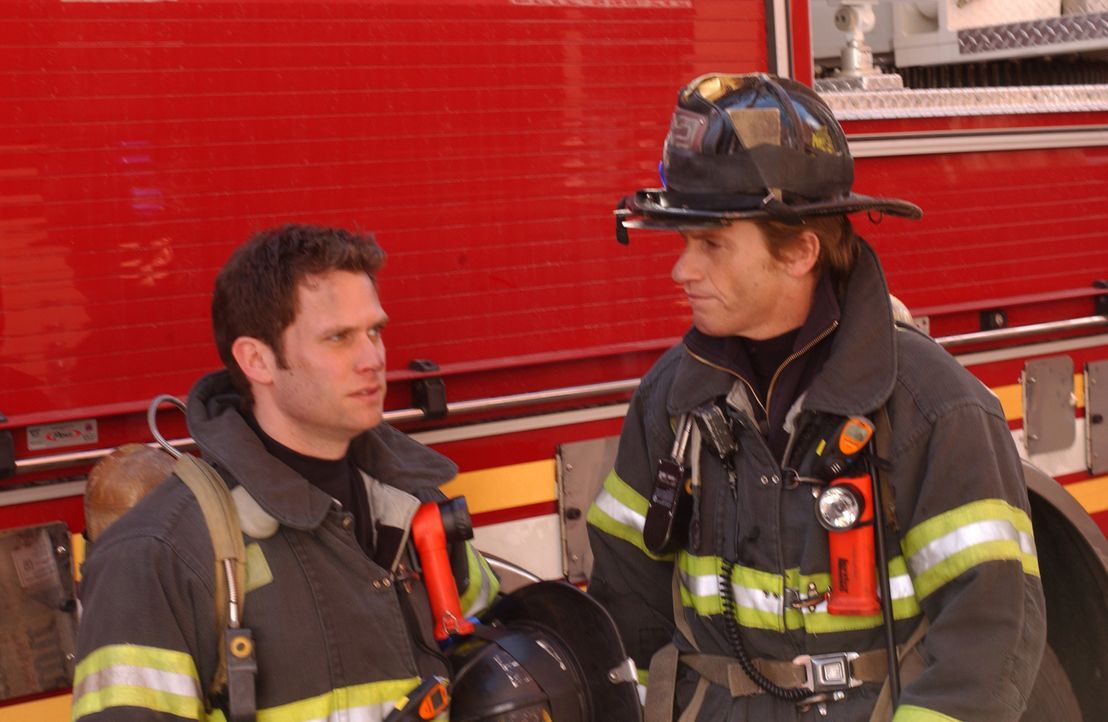 Sean (Steven Pasquale, l.) und Tommy (Denis Leary, r.) müssen ihren Einsatzort verlegen, als sie einen umgestürzten Schulbus, in dem Kinder eingek... - Bildquelle: SONY 2006 CPT Holdings, Inc. All Rights Reserved.