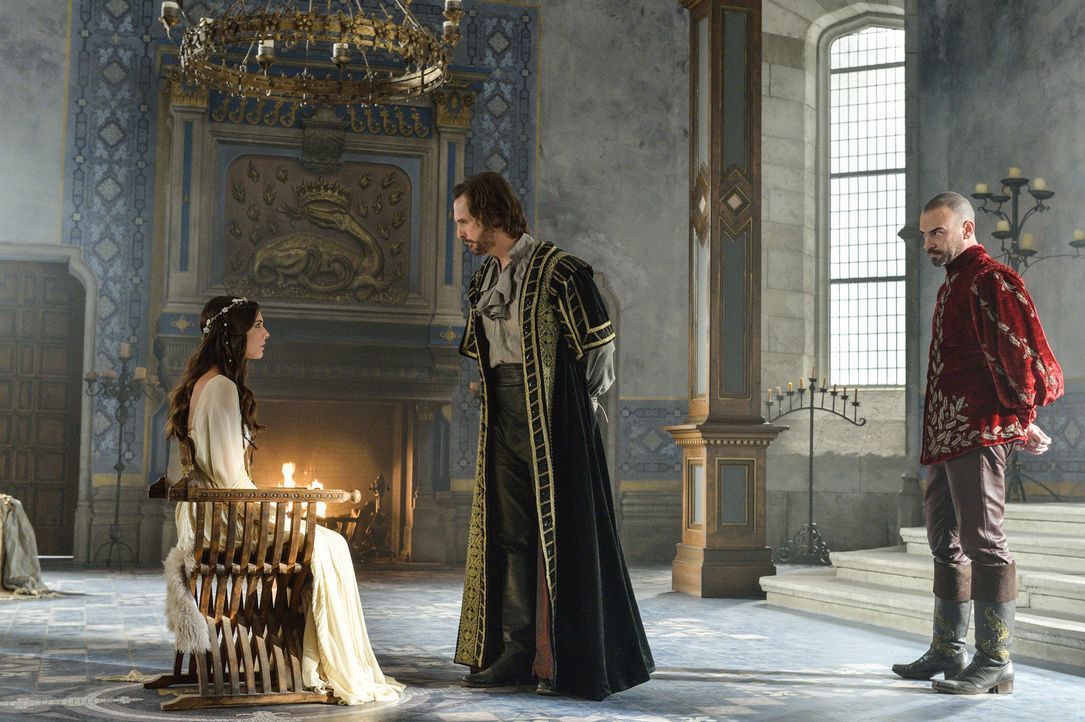 Die Inquisition beginnt: Auch Kenna (Caitlin Stasey, l.) wird von Viscount  Richard Delacroix (Greg Bryk, M.) befragt. Henry II. (Alan Van Sprang, r... - Bildquelle: Ben Mark Holzberg 2013 The CW Network, LLC. All rights reserved.