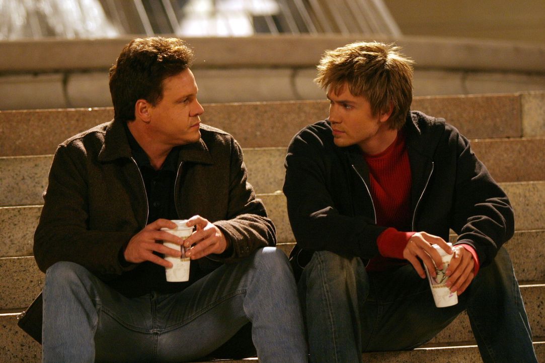 Keith (Craig Sheffer, l.) kann Lucas (Chad Michael Murray, r.) den wahren Grund für seine Rückkehr nicht verheimlichen ... - Bildquelle: Warner Bros. Pictures