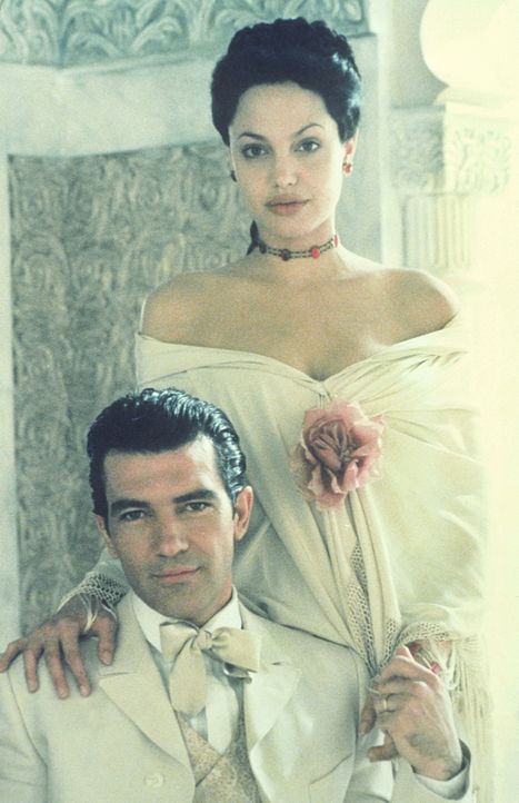 Für seine Liebe zu der hübschen Amerikanerin Julia Russell (Angelina Jolie, r.) muss Luis Antonio Vargas (Antonio Banderas, l.) einen hohen Preis... - Bildquelle: Metro-Goldwyn-Mayer Distributing Corporation