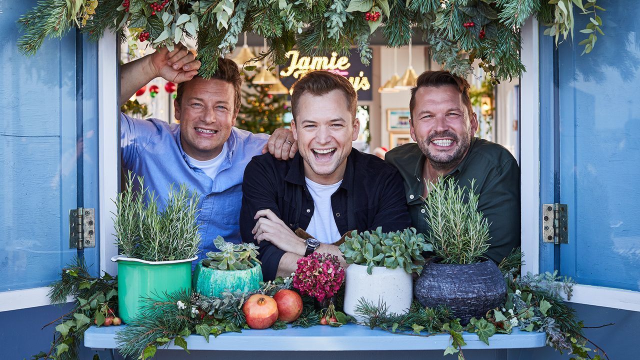 (v.l.n.r.) Jamie Oliver; Taron Egerton; Jimmy Doherty - Bildquelle: Steve Ryan 2019 Jamie Oliver Enterprises Ltd. / Steve Ryan