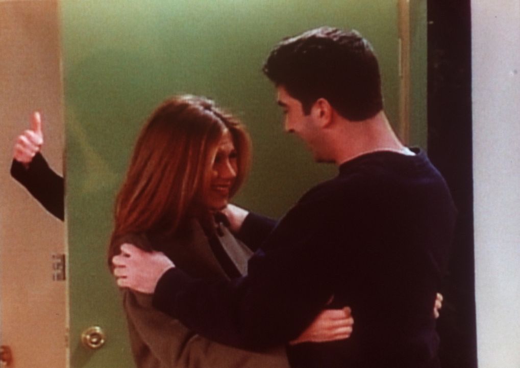 Rachel (Jennifer Aniston, l.) macht einen Versuch, Ross (David Schwimmer, r.) wieder näher zu kommen. - Bildquelle: TM+  2000 WARNER BROS.