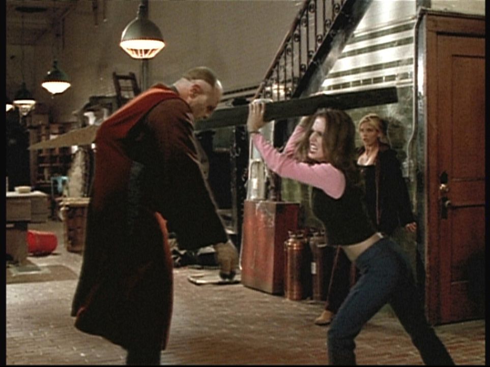 Buffy (Sarah Michelle Gellar, r.) wird Zeugin, wie sich Faith (Eliza Dushku, l.) auf grausame Weise rächt. - Bildquelle: TM +   2000 Twentieth Century Fox Film Corporation. All Rights Reserved.