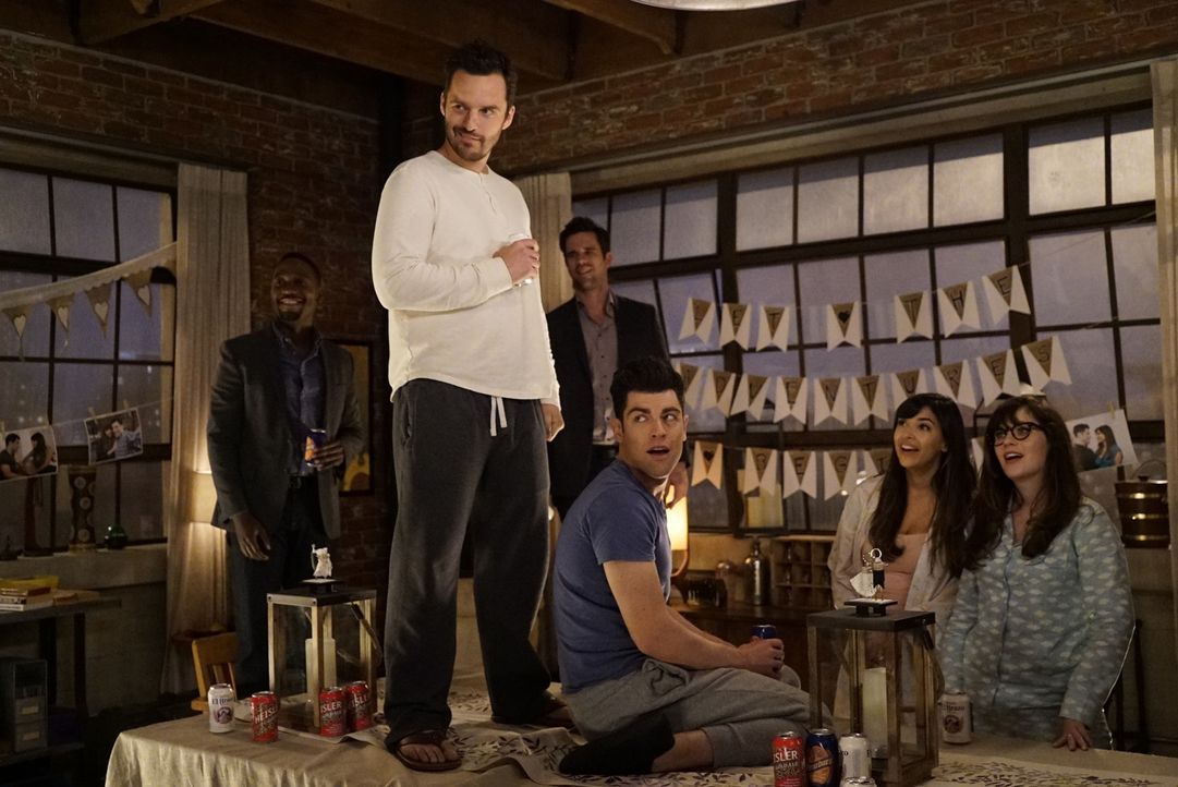 Noch ahnen (vl.n.r.) Winston (Lamorne Morris), Nick (Jake Johnson), Sam (David Walton), Schmidt (Max Greenfield), Cece (Hannah Simone) und Jess (Zoo... - Bildquelle: Jennifer Clasen 2016 Fox and its related entities.  All rights reserved.