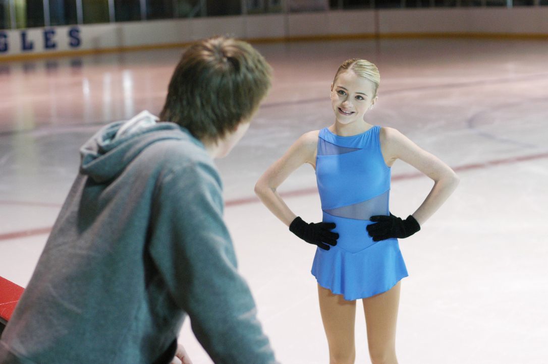Die 14-jährige Katelin (Jordan Hinson) hat nur einen Traum: Sie will eines Tages als Eiskunstläuferin eine Goldmedaille bei den Olympischen Spiele... - Bildquelle: The Disney Channel