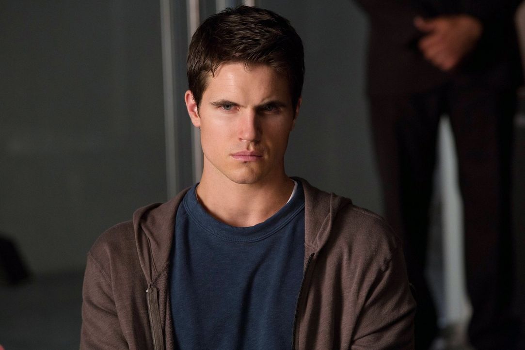 Noch ahnt Stephen (Robbie Amell) nicht, dass er nicht der einzige ist, der nicht mit offenen Karten spielt ... - Bildquelle: Warner Bros. Entertainment, Inc