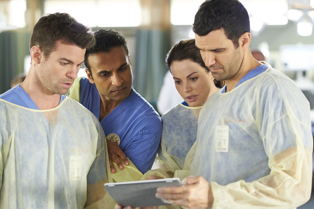 Während bei Joel (Daniel Gillies, l.), Shahir (Huse Madhavji, 2.v.l.), Alex (Erica Durance, 2.v.r.) und Dr. Miller (Benjamin Ayres, r.) im Krankenha... - Bildquelle: Ken Woroner 2014 Hope Zee Three Inc.