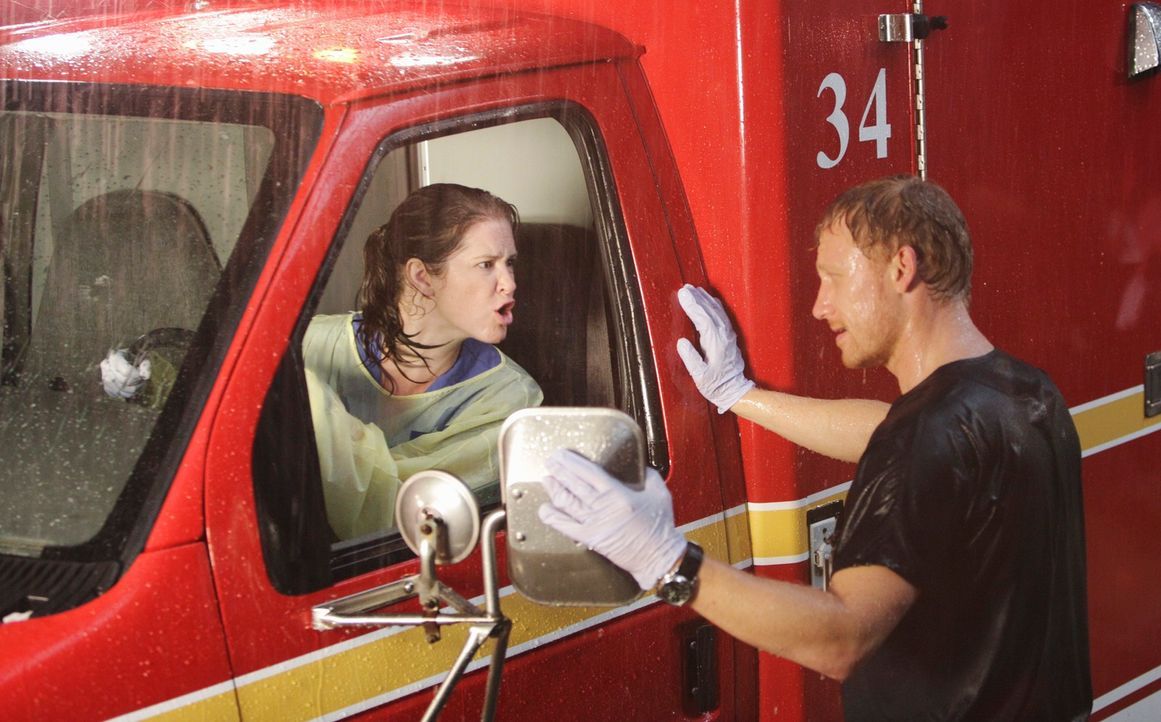 Owen (Kevin McKidd, r.) leitet das Katastrophentraining und teilt die Ärzte, die nicht gerade einen Patienten betreuen, in Zweierteams auf. Darunter... - Bildquelle: ABC Studios