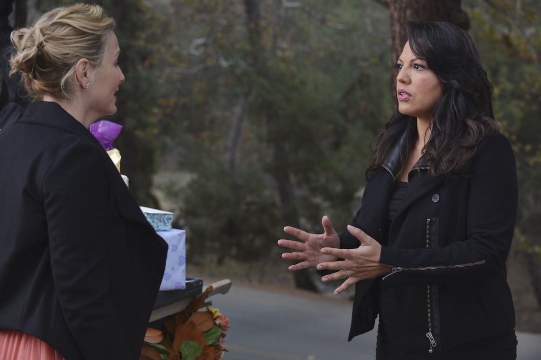 Während sich April für Jackson entschieden hat, scheint Arizona (Jessica Capshaw, l.) ihrer Ehe mit Callie (Sara Ramirez, r.) keine Chance mehr zu g... - Bildquelle: ABC Studios