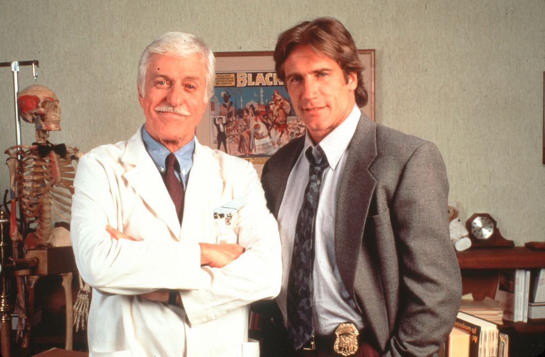 Dr. Mark Sloan (Dick Van Dyke, l.) ist Oberarzt einer Klinik und medizinischer Berater der örtlichen Polizei, bei deren Mordkommission sein Sohn St... - Bildquelle: Viacom
